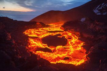 Lava's high temperature and total energy indicates a high average kinetic energy of its vibrating particles.